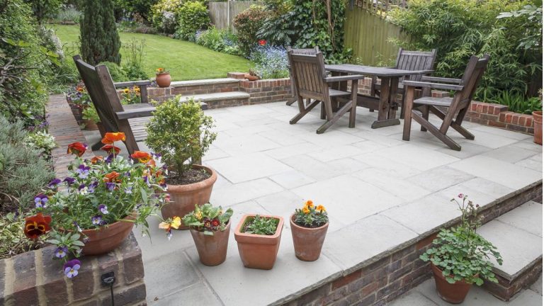 Comment réparer les fissures dans une terrasse en béton – 7 étapes de bricolage pour remettre votre cour en parfait état