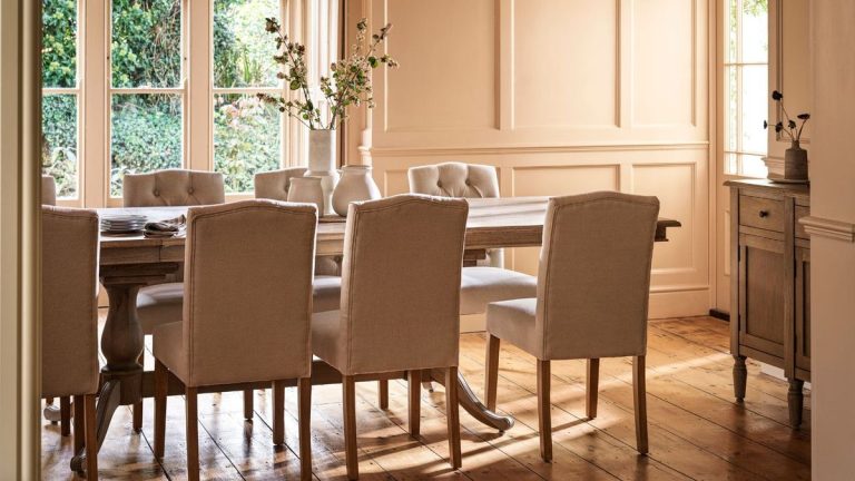 Comment nettoyer les chaises de salle à manger rembourrées – 6 astuces pour bannir les taches et les déversements Comment nettoyer les chaises de salle à manger rembourrées – 6 astuces pour bannir les taches et les déversements