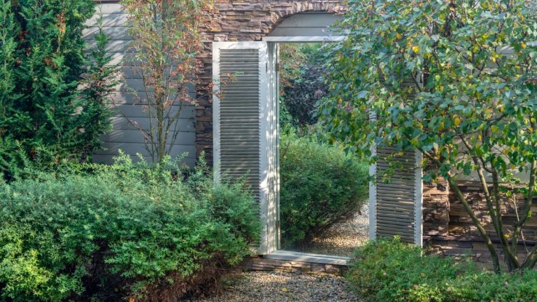Les designers disent que chaque jardin a besoin d’un miroir – pour que votre espace de vie extérieur paraisse plus grand et plus cher. Les designers disent que chaque jardin a besoin d’un miroir – pour que votre espace de vie extérieur paraisse plus grand et plus cher.