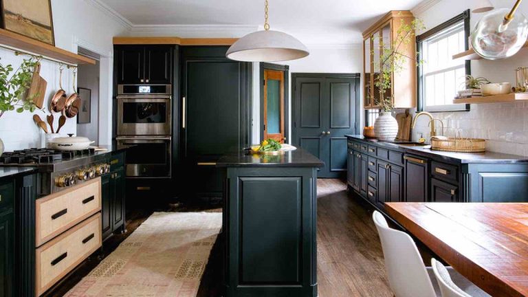 8 règles de placement de tapis de cuisine que vous devez connaître, selon des experts en design 8 règles de placement de tapis de cuisine que vous devez connaître, selon des experts en design