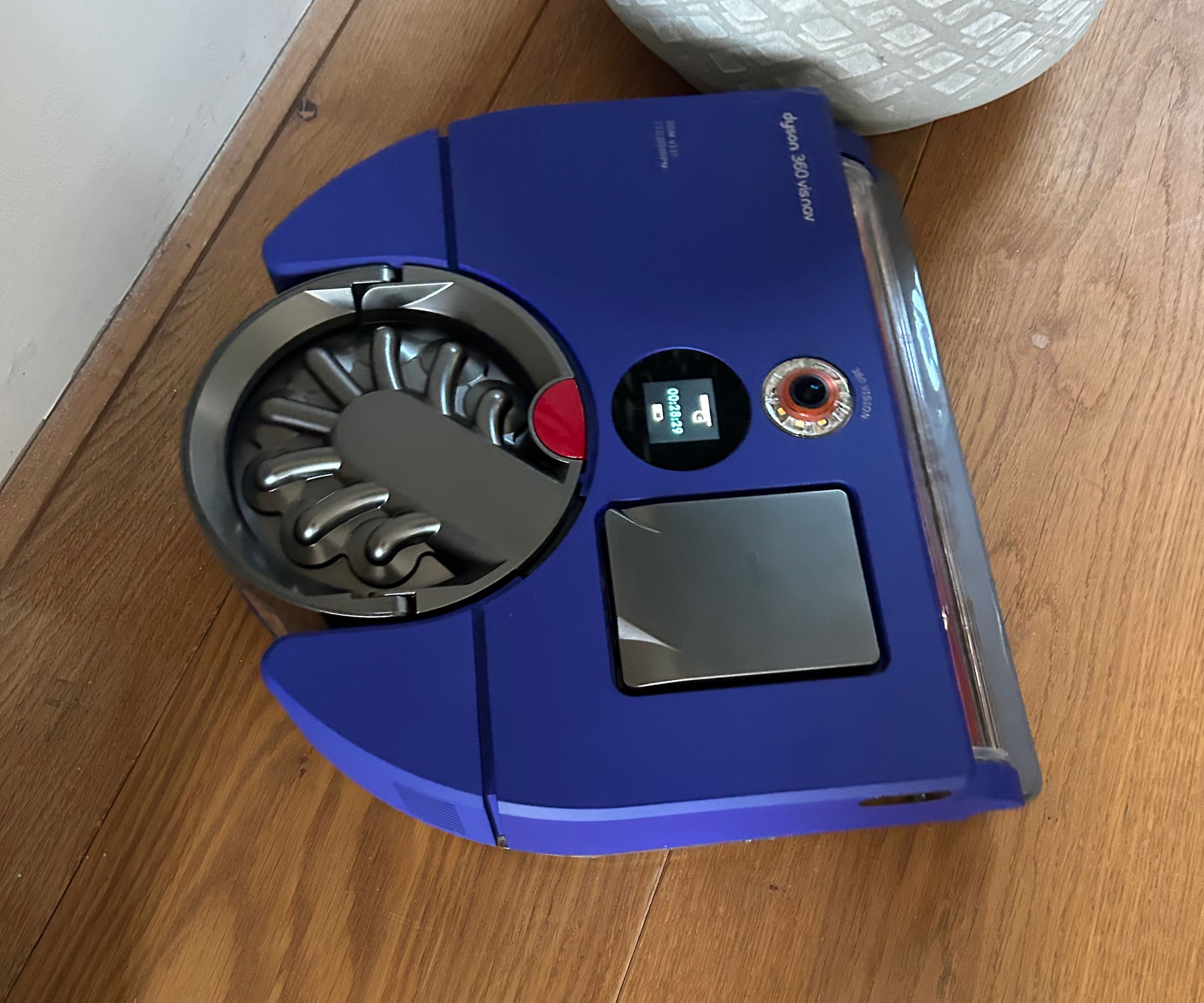Le Dyson 360 Vis Nav nettoie sur un sol dur
