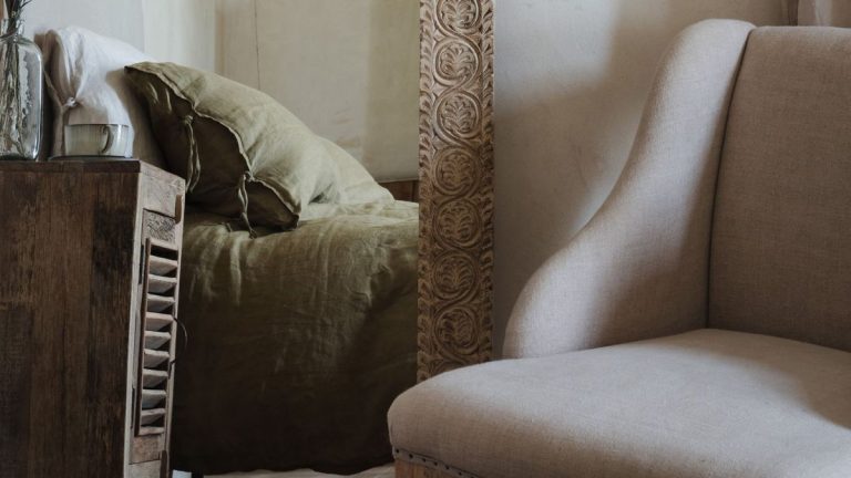 Cette idée géniale de rangement des vêtements bannit la chaise à vêtements de la chambre à coucher – voici pourquoi les organisateurs de la maison l'adorent Cette idée géniale de rangement des vêtements bannit la chaise à vêtements de la chambre à coucher – voici pourquoi les organisateurs de la maison l'adorent