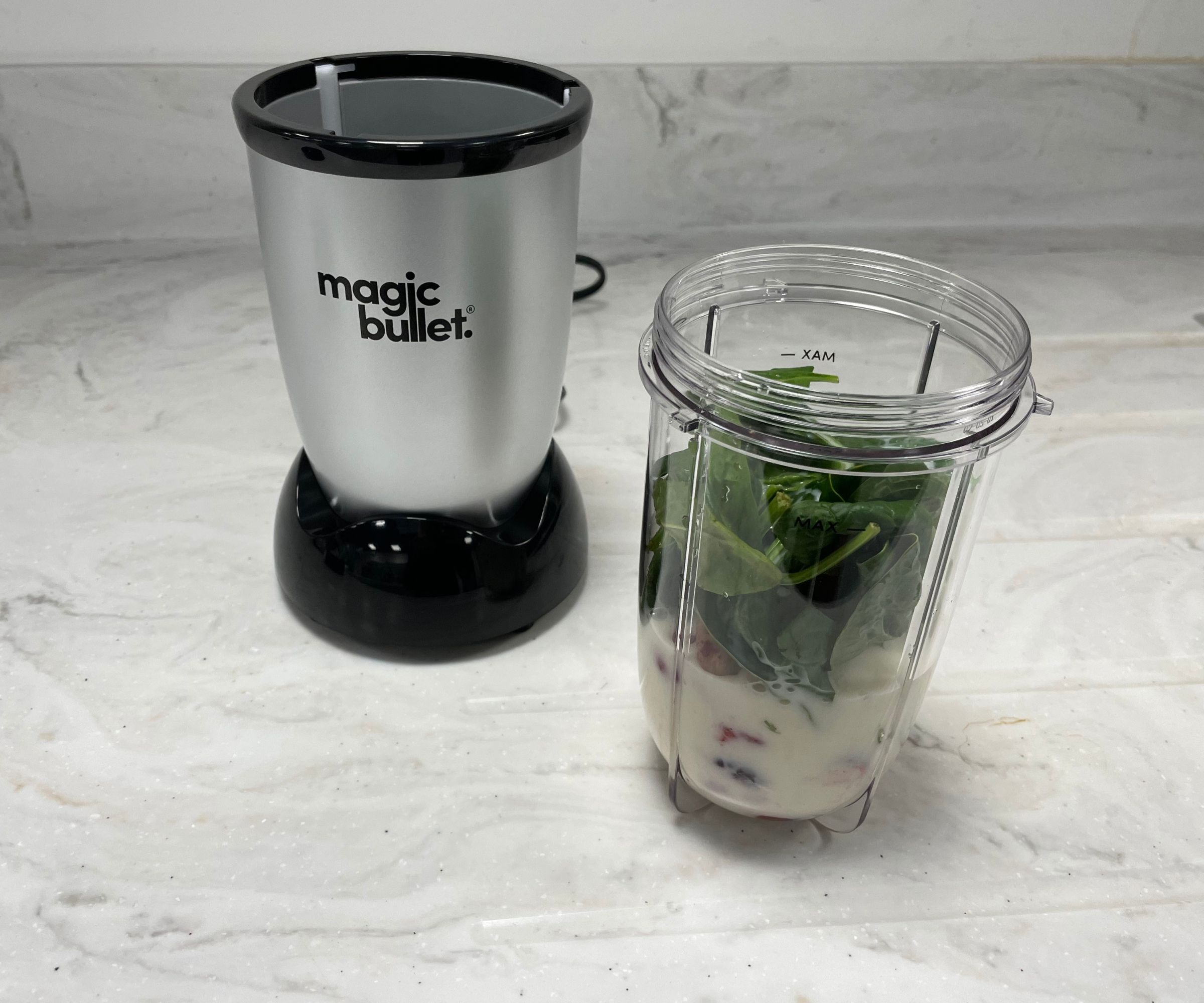 Mélangeur Magic Bullet avec ingrédients pour smoothies
