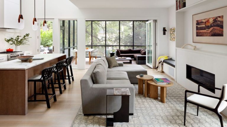 Cette architecte d'intérieur a demandé à son voisin de redessiner sa maison. Le résultat est une maison familiale moderne et lumineuse.