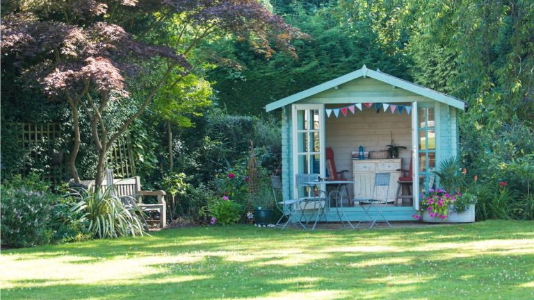 La « honte du jardin » vous empêche-t-elle d'organiser des rassemblements ?  Des experts expliquent comment embellir rapidement votre jardin pour l'été