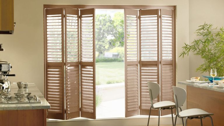 Faut-il ajouter des volets à une maison ? Les experts suggèrent qu’ils pourraient renforcer votre attrait extérieur Faut-il ajouter des volets à une maison ? Les experts suggèrent qu’ils pourraient renforcer votre attrait extérieur