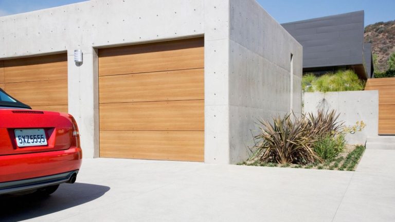 C'est la meilleure façon d'entretenir, de laver et de restaurer les portes de garage selon les experts C'est la meilleure façon d'entretenir, de laver et de restaurer les portes de garage selon les experts