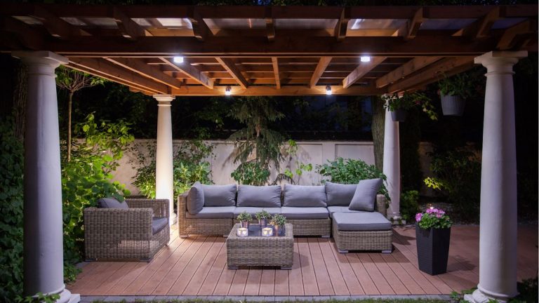 Idées d'éclairage pour pergola – 5 façons d'égayer votre espace de vie extérieur Idées d'éclairage pour pergola – 5 façons d'égayer votre espace de vie extérieur