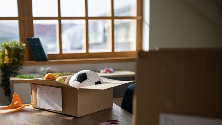 Devez-vous donner ou vendre vos objets désencombrés ? Les organisateurs professionnels s’expriment Devez-vous donner ou vendre vos objets désencombrés ? Les organisateurs professionnels s’expriment