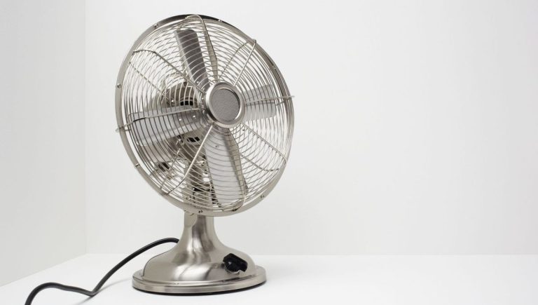 Comment faire en sorte qu'un ventilateur souffle de l'air plus froid – 6 méthodes de bricolage à essayer Comment faire en sorte qu'un ventilateur souffle de l'air plus froid – 6 méthodes de bricolage à essayer