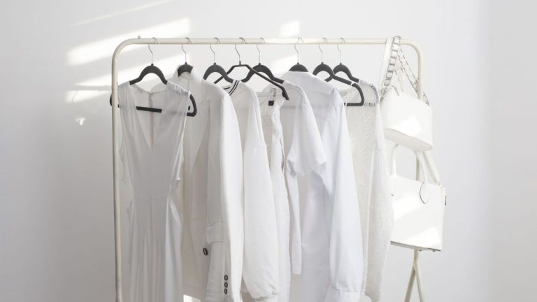 3 astuces d'organisation astucieuses pour vous aider à faire la transition de votre garde-robe de l'hiver à l'été 3 astuces d'organisation astucieuses pour vous aider à faire la transition de votre garde-robe de l'hiver à l'été