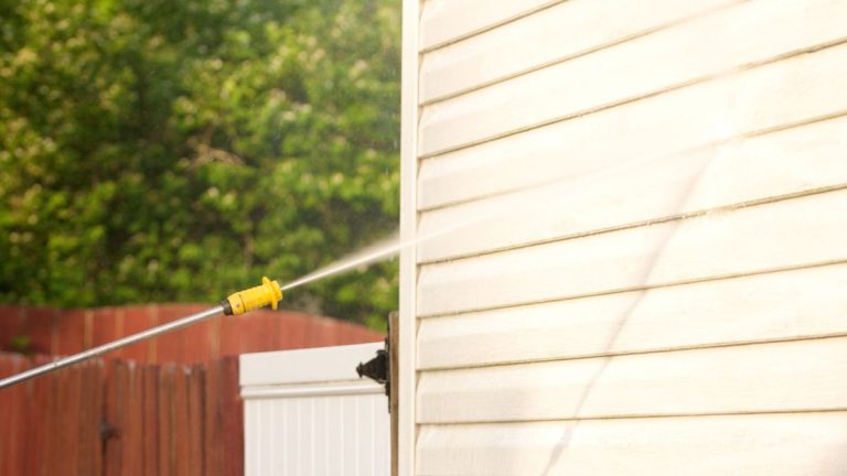 Comment laver une maison sous pression – les experts révèlent comment se débarrasser de la saleté et de la crasse