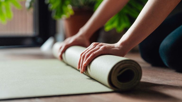 Comment laver un tapis de yoga avec vos huiles essentielles préférées