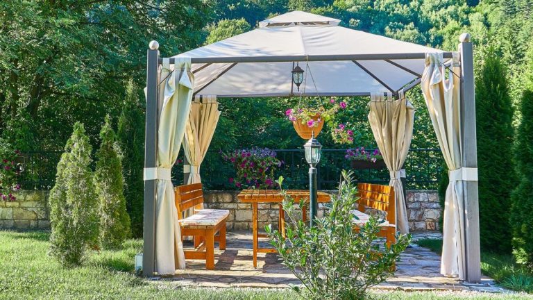 Quelle est la différence entre un gazebo et une pergola ? Quelle est la différence entre un gazebo et une pergola ?