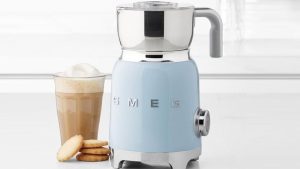 Si vous voulez un café mousseux de qualité café avec style, vous avez besoin du mousseur à lait Smeg.  Voici pourquoi.