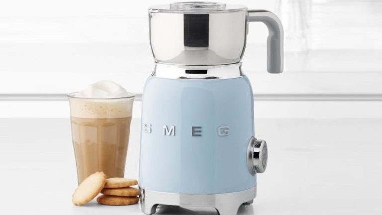 Si vous voulez un café mousseux de qualité café avec style, vous avez besoin du mousseur à lait Smeg. Voici pourquoi. Si vous voulez un café mousseux de qualité café avec style, vous avez besoin du mousseur à lait Smeg. Voici pourquoi.