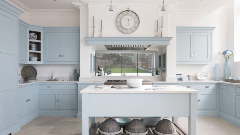 Comment utiliser l'espace au-dessus des armoires de cuisine – 5 solutions de rangement pour combler « l'espace mort » Comment utiliser l'espace au-dessus des armoires de cuisine – 5 solutions de rangement pour combler « l'espace mort »