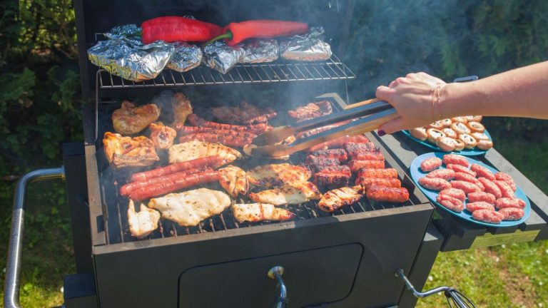 Les chefs révèlent les meilleures températures pour griller du poulet, des hamburgers et des morveux parfaits Les chefs révèlent les meilleures températures pour griller du poulet, des hamburgers et des morveux parfaits