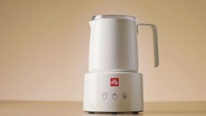 Tout le monde parle du mousseur à lait électrique Illy – voici pourquoi Tout le monde parle du mousseur à lait électrique Illy – voici pourquoi