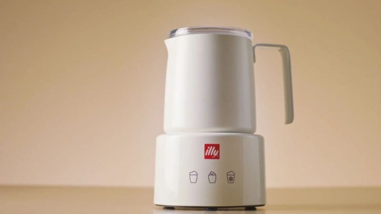Tout le monde parle du mousseur à lait électrique Illy – voici pourquoi