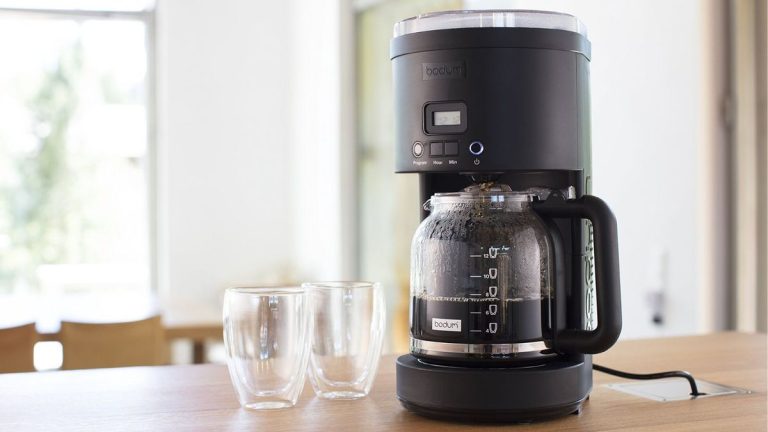 Est-ce la meilleure cafetière filtre de base ?  Examen de la cafetière programmable Bodum