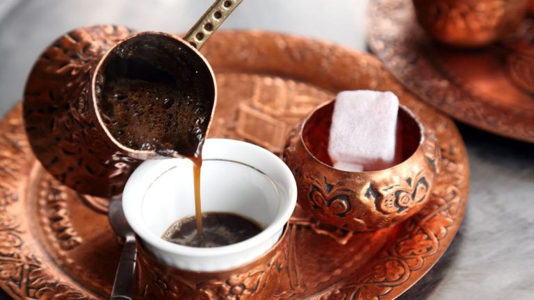 Qu'est-ce que le café turc et comment le préparer ? Le guide du barista