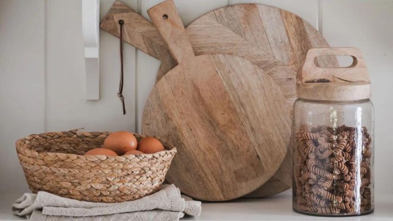 Comment entretenir une planche à découper en bois – 3 conseils d’experts pour nettoyer et préserver la vôtre Comment entretenir une planche à découper en bois – 3 conseils d'experts pour nettoyer et préserver la vôtre