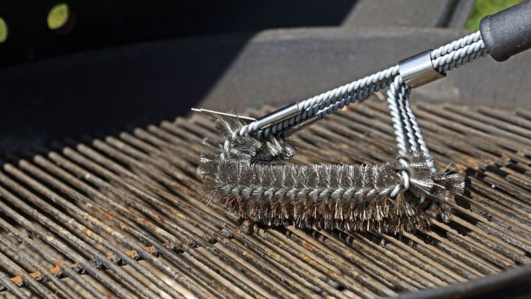 Les brosses à grille métallique sont-elles dangereuses ? Les experts déconseillent cet accessoire de grill et proposent une alternative astucieuse Les brosses à grille métallique sont-elles dangereuses ? Les experts déconseillent cet accessoire de grill et proposent une alternative astucieuse