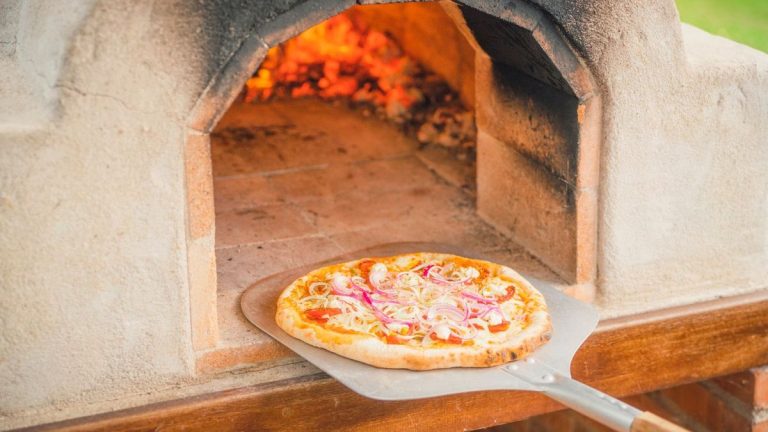 Les experts révèlent la meilleure température pour cuire une pizza – pour un dîner en plein air parfait