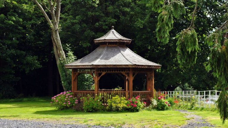 Puis-je installer un foyer sous un pavillon de jardin ? Les experts déconseillent cette erreur courante dans les jardins