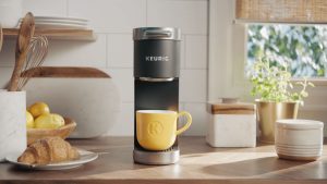 Je ne suis pas fan des cafetières bon marché, mais une Keurig à 50 $ n'est pas une bonne affaire à laisser passer - de plus, c'est la machine parfaite pour une chambre d'étudiant
