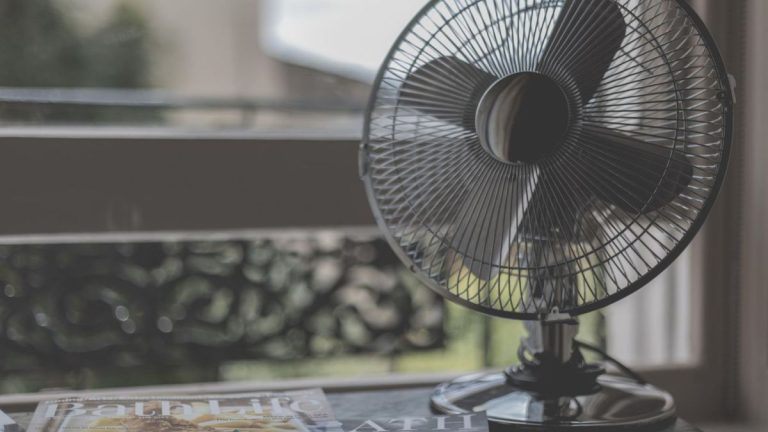 Est-ce que diriger un ventilateur vers une fenêtre permet de refroidir une pièce ? Nous explorons Est-ce que diriger un ventilateur vers une fenêtre permet de refroidir une pièce ? Nous explorons