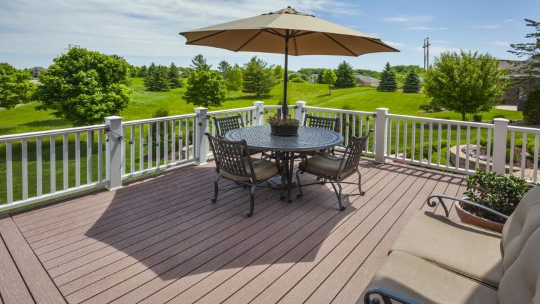 Comment protéger votre terrasse des dommages causés par le soleil et la maintenir en parfait état tout l’été Comment protéger votre terrasse des dommages causés par le soleil et la maintenir en parfait état tout l'été