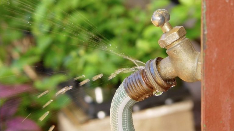 Comment empêcher un tuyau de fuir au robinet – conseils simples de plombiers Comment empêcher un tuyau de fuir au robinet – conseils simples de plombiers