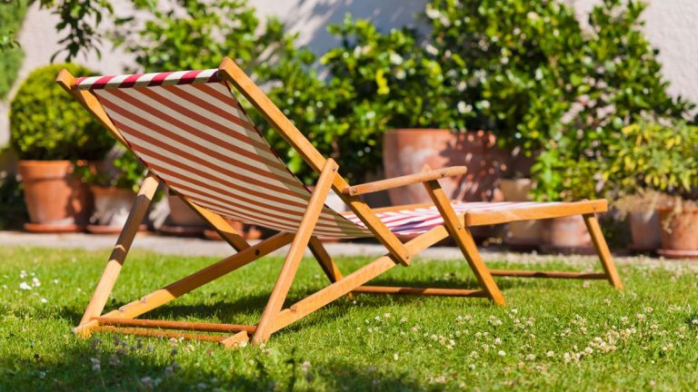 4 astuces astucieuses pour empêcher les chaises de jardin de laisser des traces dans votre gazon 4 astuces astucieuses pour empêcher les chaises de jardin de laisser des traces dans votre gazon