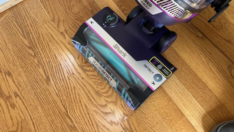 Test de l'aspirateur vertical Shark POWERDETECT : un poids lourd et puissant