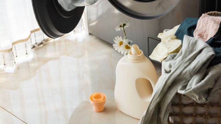 Comment enlever les taches de lessive sur les vêtements – conseils de pro pour un linge impeccable