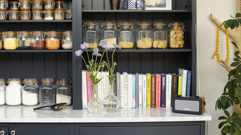 5 articles de rangement indispensables que les organisateurs professionnels recommandent de toujours acheter pour les projets d'organisation de la maison