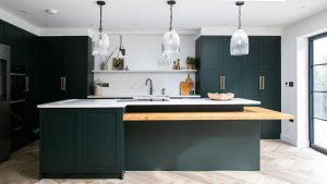Le triangle de cuisine est-il toujours l'agencement de prédilection en 2024 ? Les designers se prononcent sur la question de savoir si cette approche est dépassée ou intemporelle