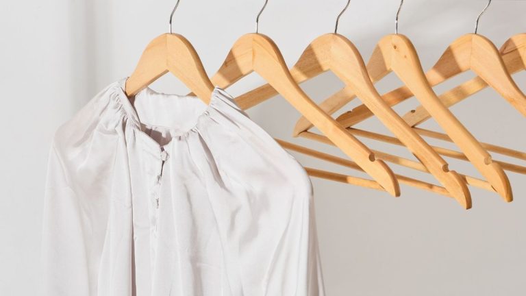 Des experts en tissus révèlent comment laver le tissu en viscose à la maison afin de pouvoir éviter le nettoyage à sec sans endommager vos vêtements