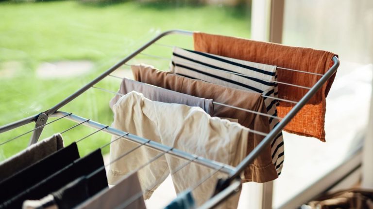 6 erreurs qui gâchent les vêtements lors du lavage des couleurs – et comment éviter ces erreurs pour un lavage de qualité supérieure
