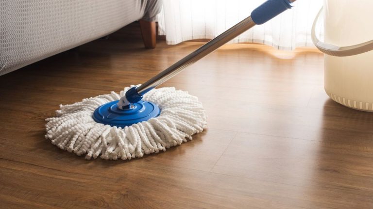 Comment nettoyer une tête de balai comme les pros du nettoyage en 4 étapes simples À quelle fréquence faut-il remplacer la tête de votre balai ? Conseils pour tous les types de balais, ainsi que des astuces pour prolonger leur durée de vie