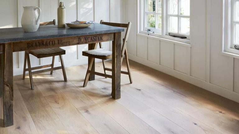 Combien coûte la rénovation d'un parquet en bois dur ? Des entrepreneurs experts révèlent ce qui fait également augmenter le prix