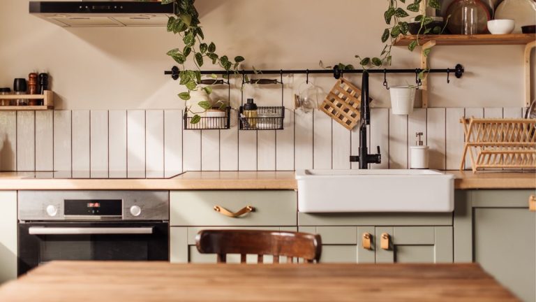 Comment emballer soi-même ses armoires de cuisine pour obtenir un nouveau look à moindre coût