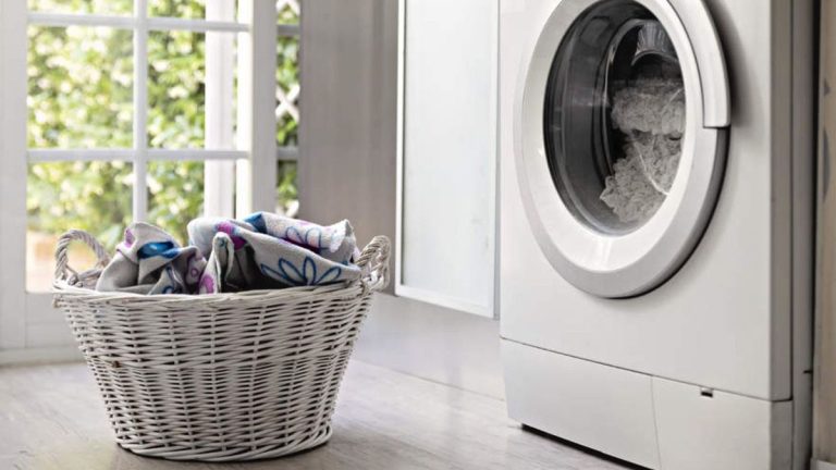 Pourquoi mes vêtements sentent-ils mauvais après le lavage ? Et comment les rafraîchir à nouveau