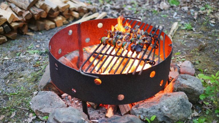 Peut-on cuisiner sur un feu de camp ? Les chefs révèlent 4 façons de cuisiner bien plus que des s’mores Peut-on cuisiner sur un feu de camp ? Les chefs révèlent 4 façons de cuisiner bien plus que des s'mores
