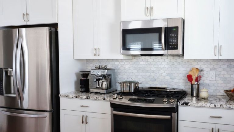Si vous n'avez jamais nettoyé le filtre de votre micro-ondes au-dessus de la cuisinière, voici comment les professionnels du nettoyage le font en 5 étapes simples