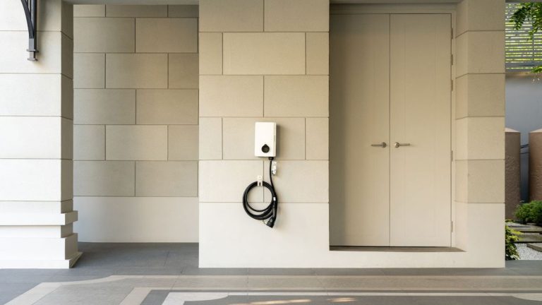 Tout ce que vous devez savoir sur l’installation d’une borne de recharge pour voiture – selon les électriciens professionnels Tout ce que vous devez savoir sur l’installation d’une borne de recharge pour voiture – selon les électriciens professionnels