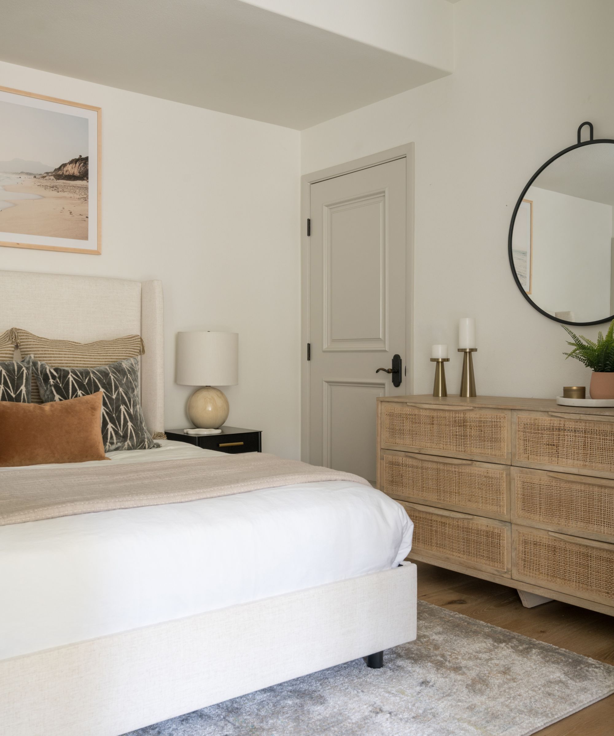Petite chambre neutre avec tiroirs en rotin
