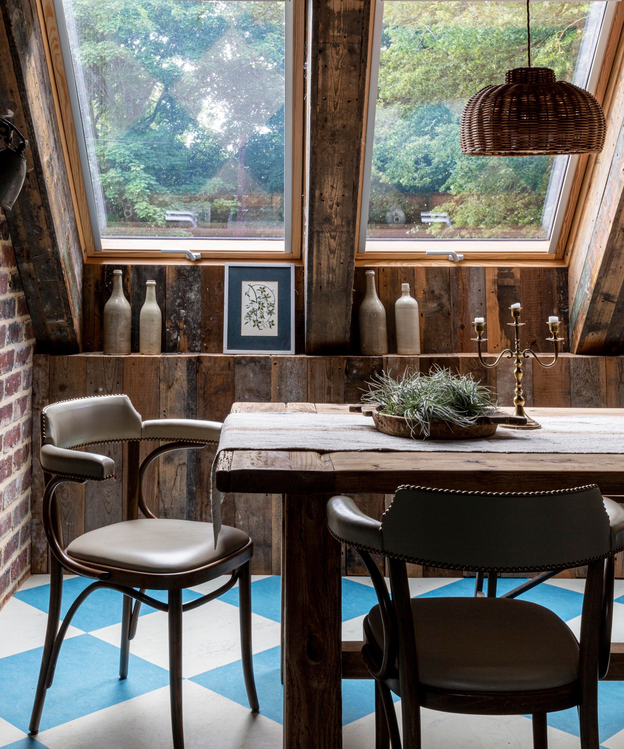 Lauren Gilberthorpe Interiors salle à manger de grange reconvertie avec boiseries